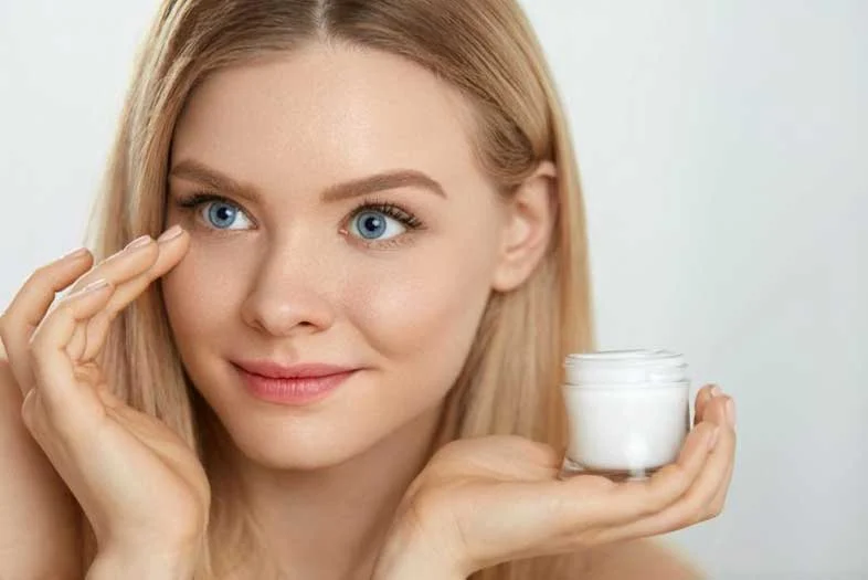 کرم برطرف کننده سیاهی دور چشم