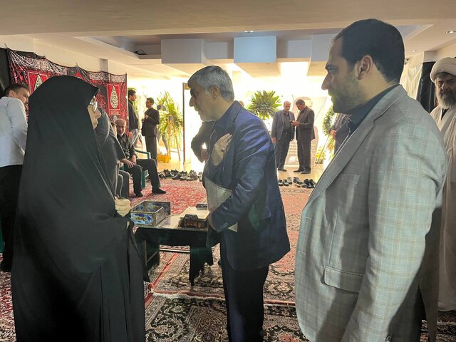 حضور وزیر ورزش در منزل شهید امیرعبداللهیان و سردار موسوی