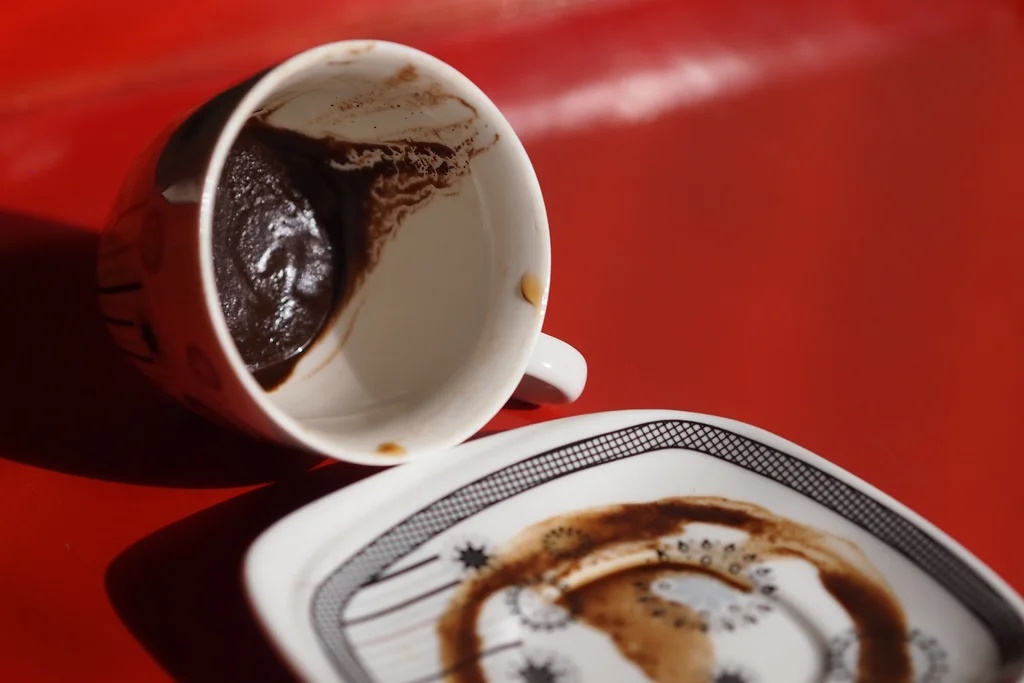 فنجان و نعلبکی در فال قهوه