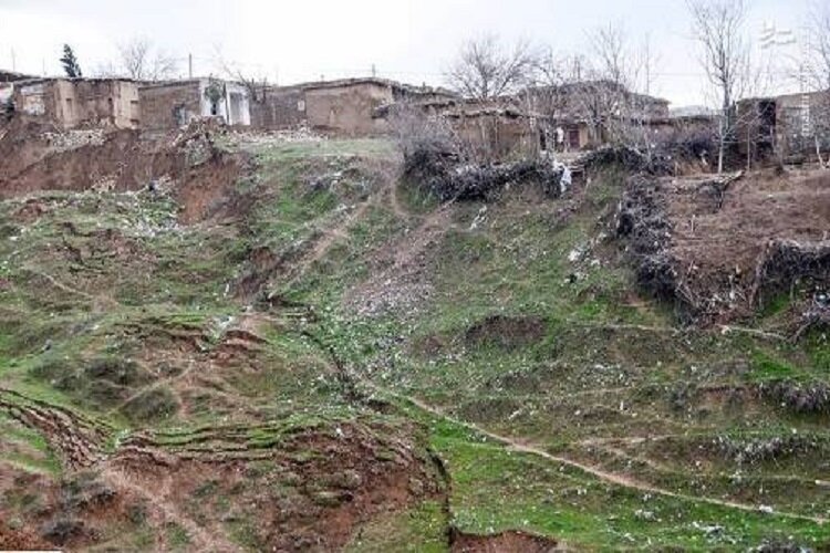 رانش زمین در شهرستان الیگودرز/ خسارات به شبکه برق و آب شرب