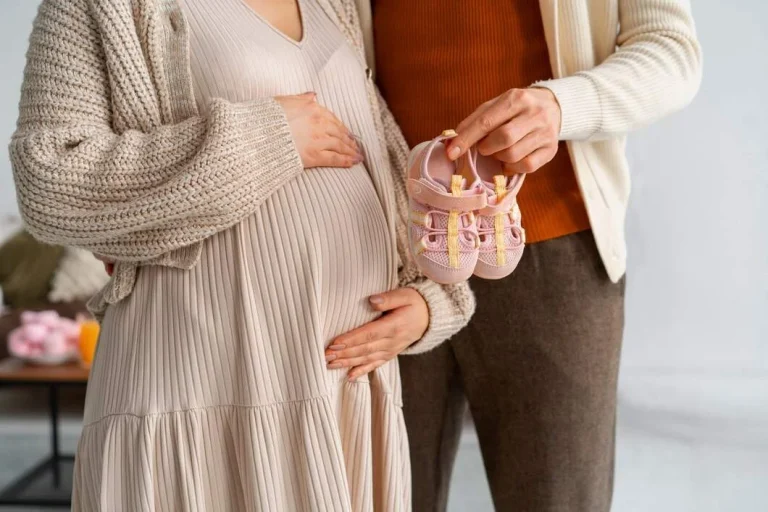 لباس برای عکاسی بارداری: نکات و انتخاب‌های شیک و راحت