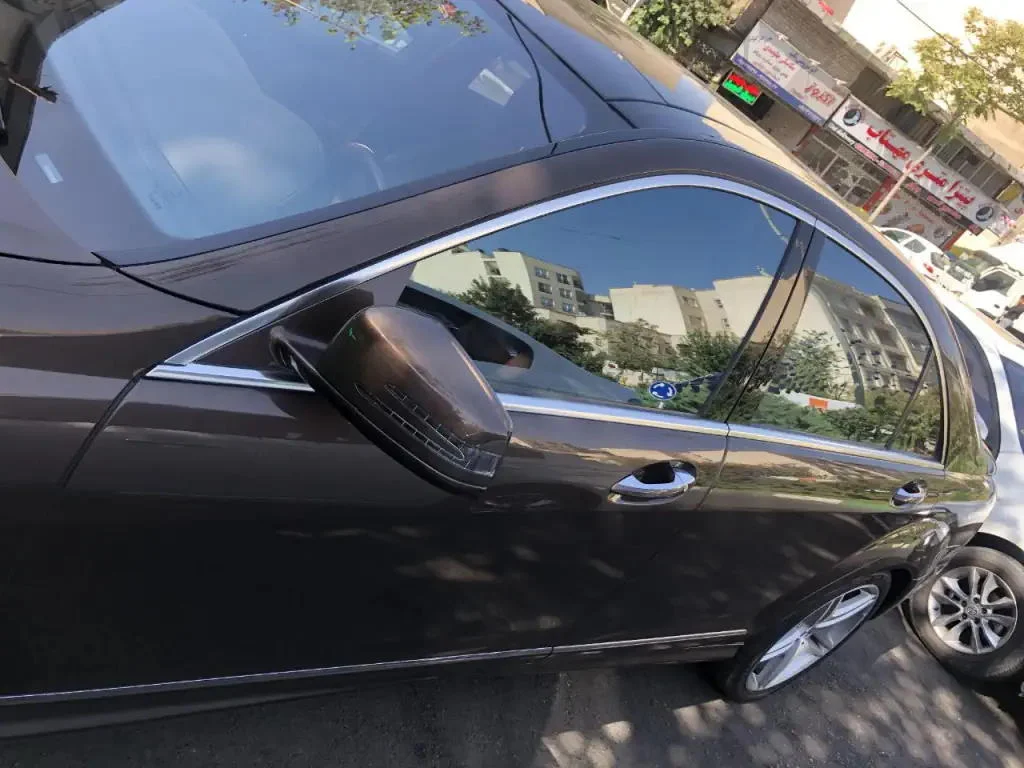 نصب برچسب شیشه دودی اتومبیل