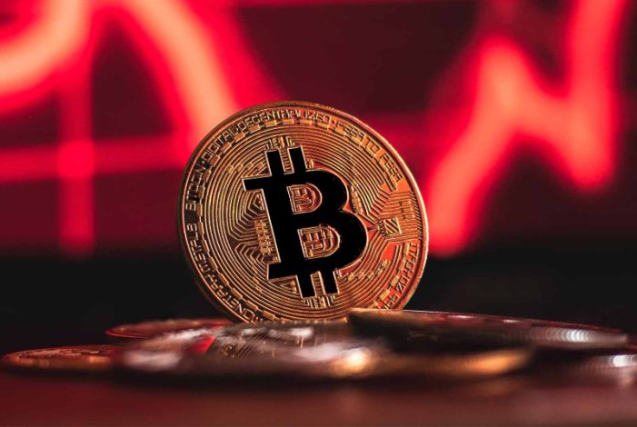افت بیت کوین: بیش از ۷۰٪ سرمایه‌ گذاران در وضعیت ضرر قرار دارند